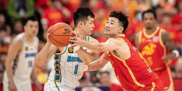 广东扳平1-1！周琦篮下无敌却输球？杨鸣点评戳中联赛痛点