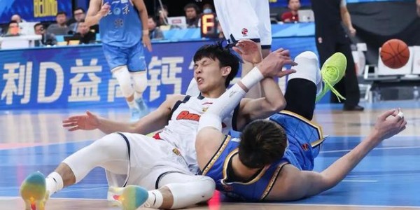 广东扳平1-1！周琦篮下无敌却输球？杨鸣点评戳中联赛痛点