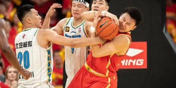广东扳平1-1！周琦篮下无敌却输球？杨鸣点评戳中联赛痛点