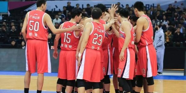 广东扳平1-1！周琦篮下无敌却输球？杨鸣点评戳中联赛痛点
